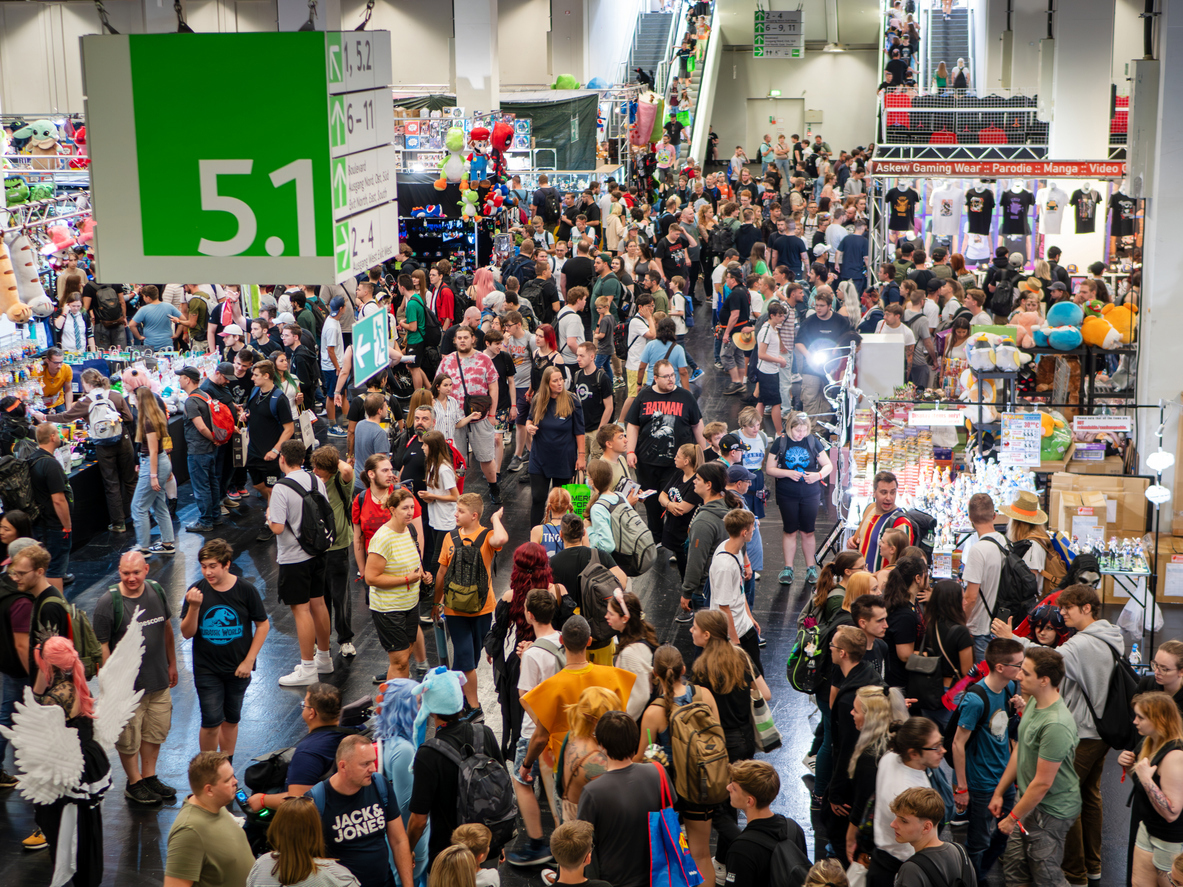 improving attendee experience at trade shows, happy attendee crowd at trade show